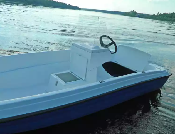 Стеклопластиковая лодка Пингвин с консолью (тримаран) в Домодедово
