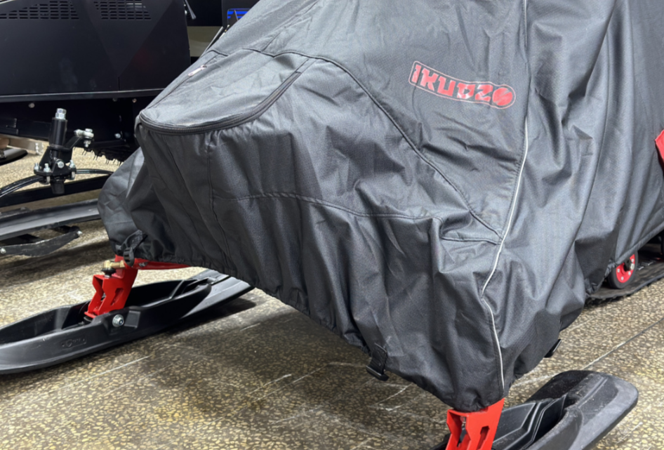 Чехол транспорт. снегохода IKUDZO HUNTER черно-красный Оксфорд ПРЕМИУМ качества с лого IKUDZO в Домодедово